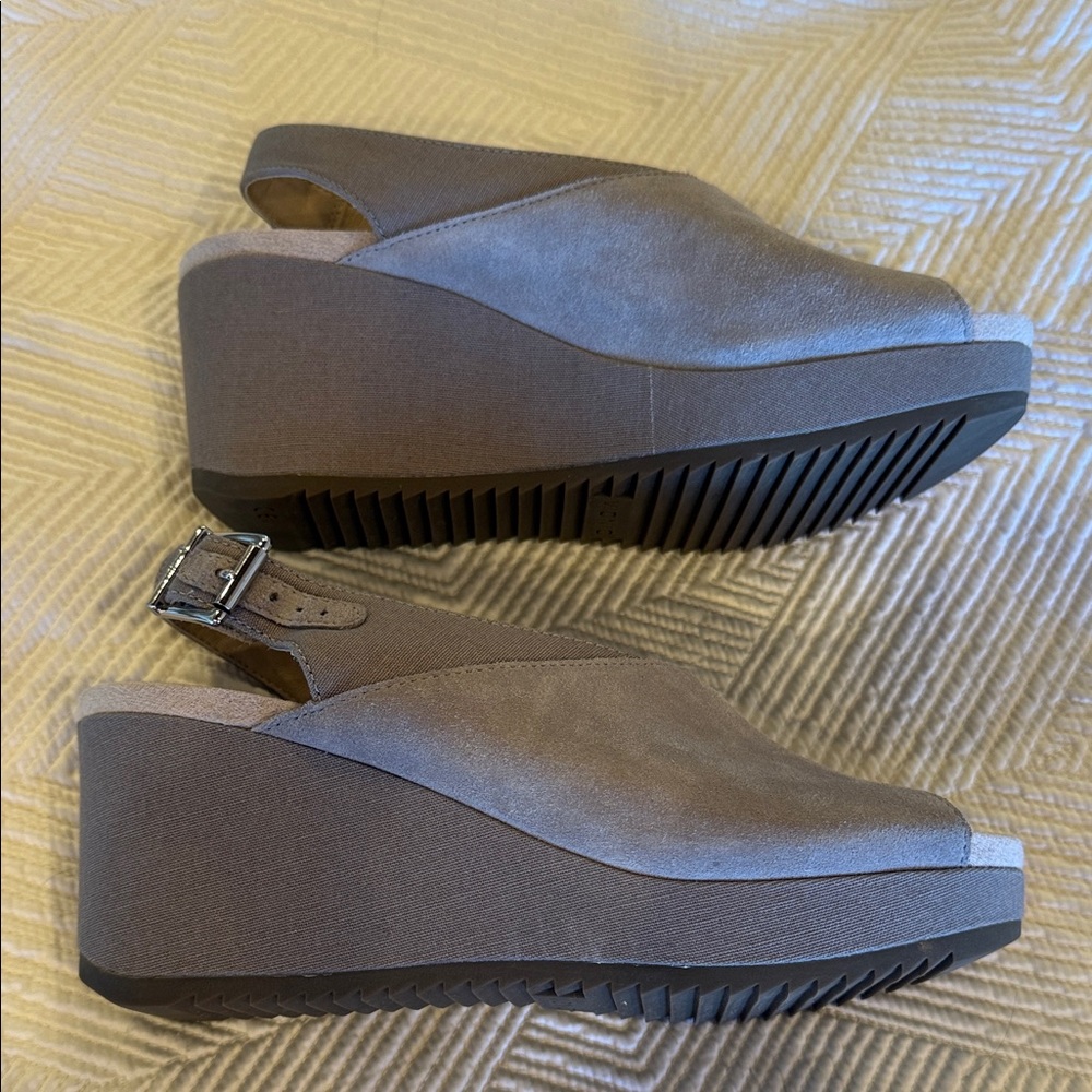 Vionic Women's Gray Wedge Sandals - Picture 2 of 7